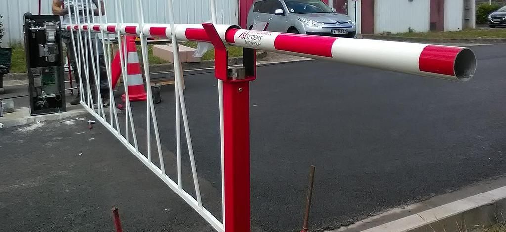 Barrière levante rouge et blanche avec herse basse
