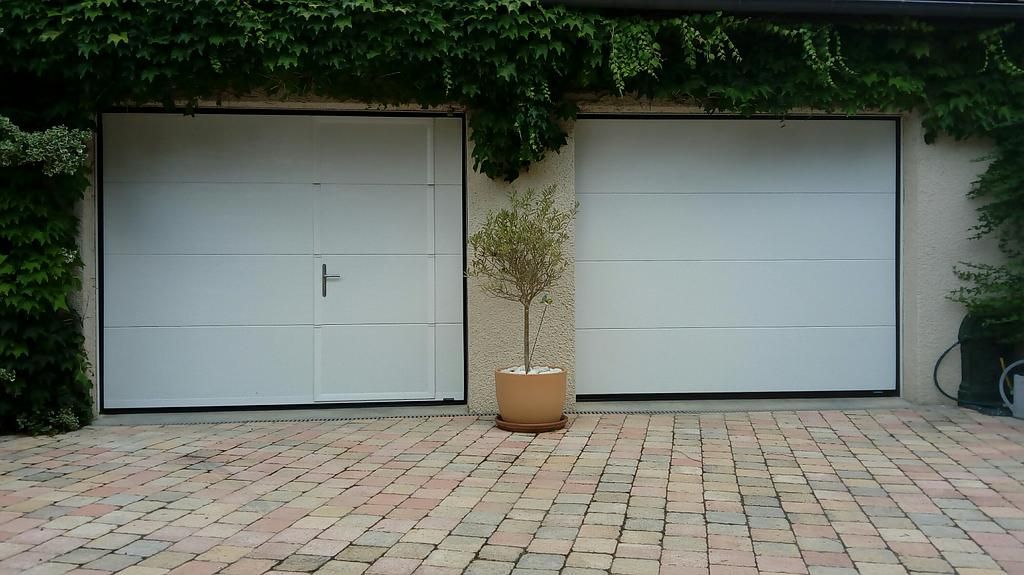 Portes sectionnelles et portillon pour double garage