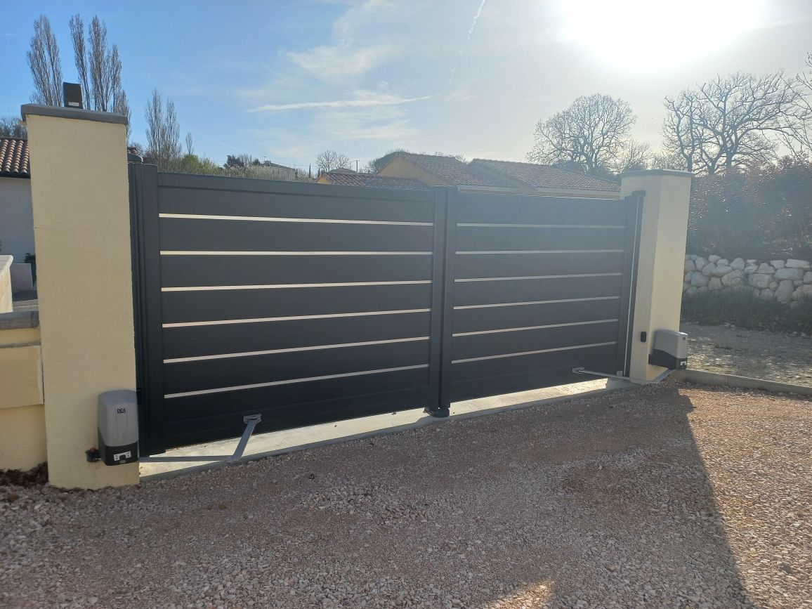 Portail battant aluminium motorisé avec ouverture vers l'extèrieur