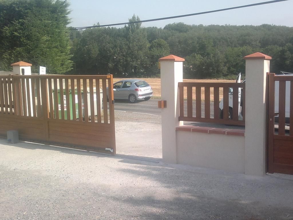 Portail imitation chêne doré en aluminium