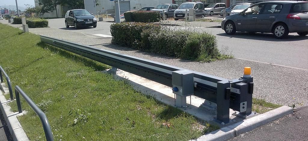 Barrière industrielle le long d'une route