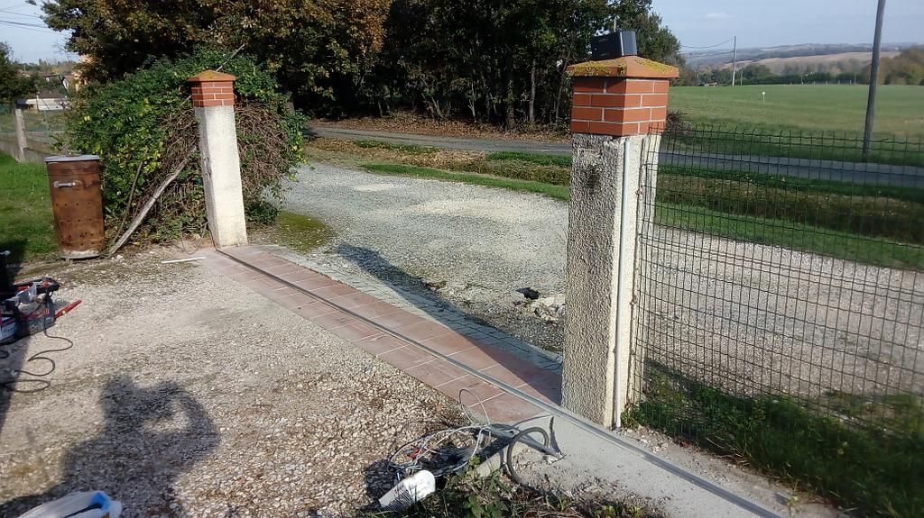 Préparation avant la pose d'un portail coulissant