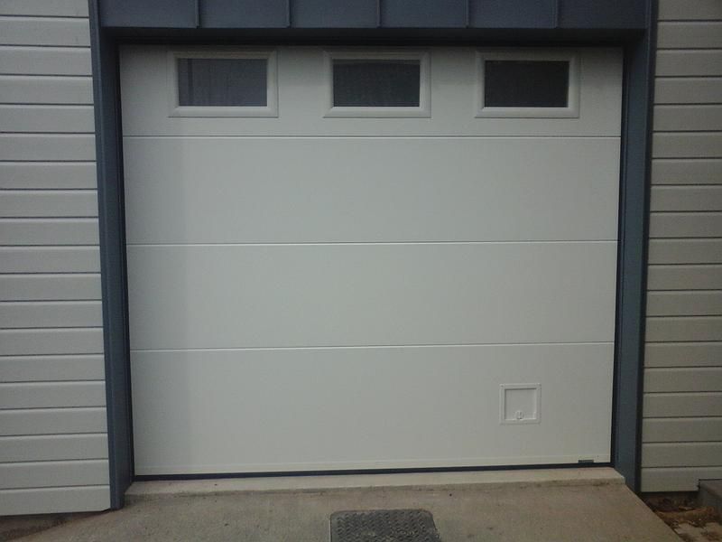 Porte de garage avec hublots