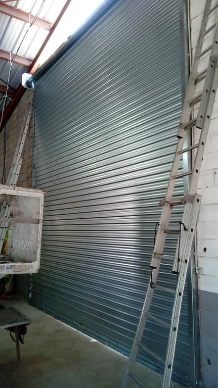 Rideau métallique et échelle contre un mur