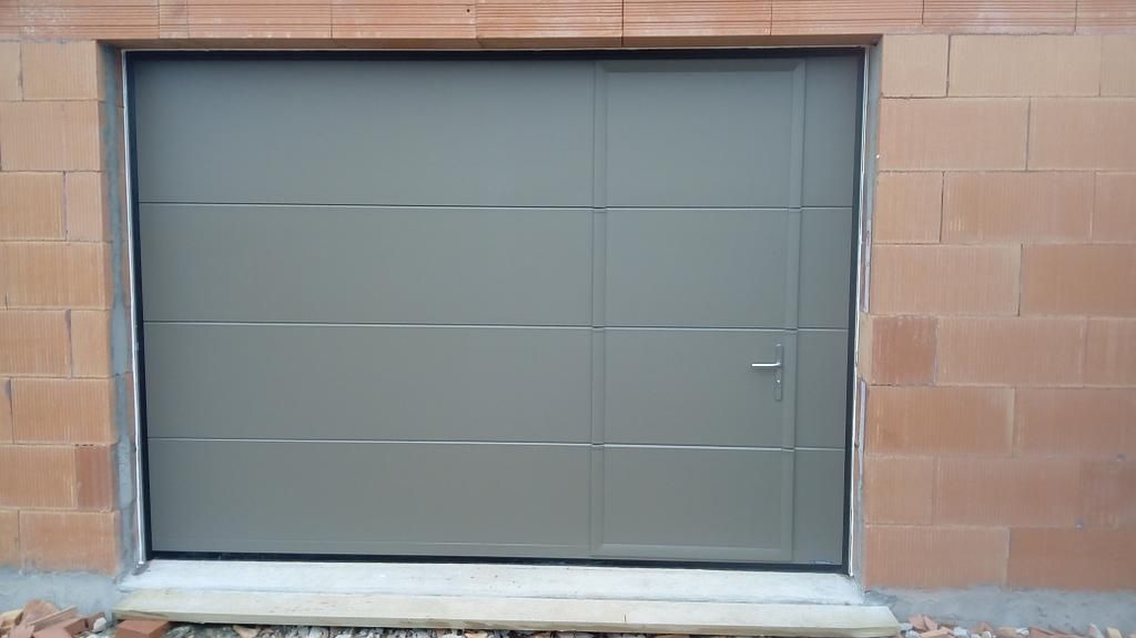 Porte sectionnelle avec un portillon intégré