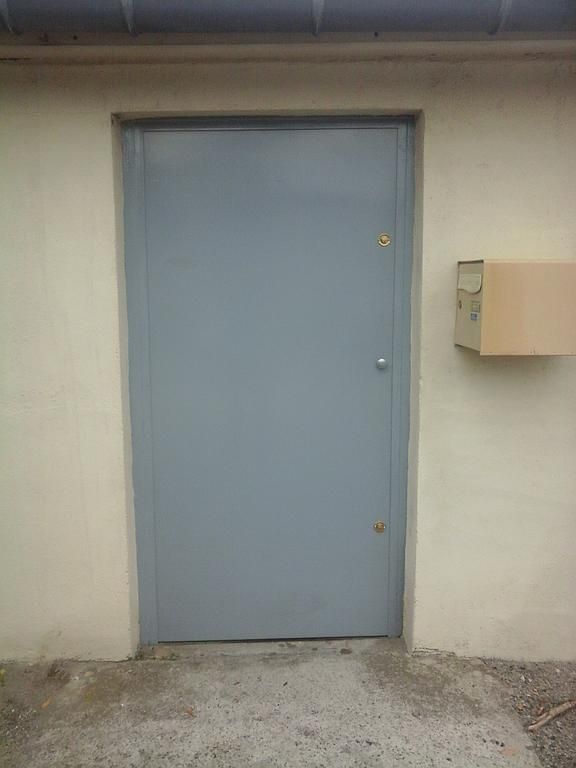 Porte de service en acier peinte en gris