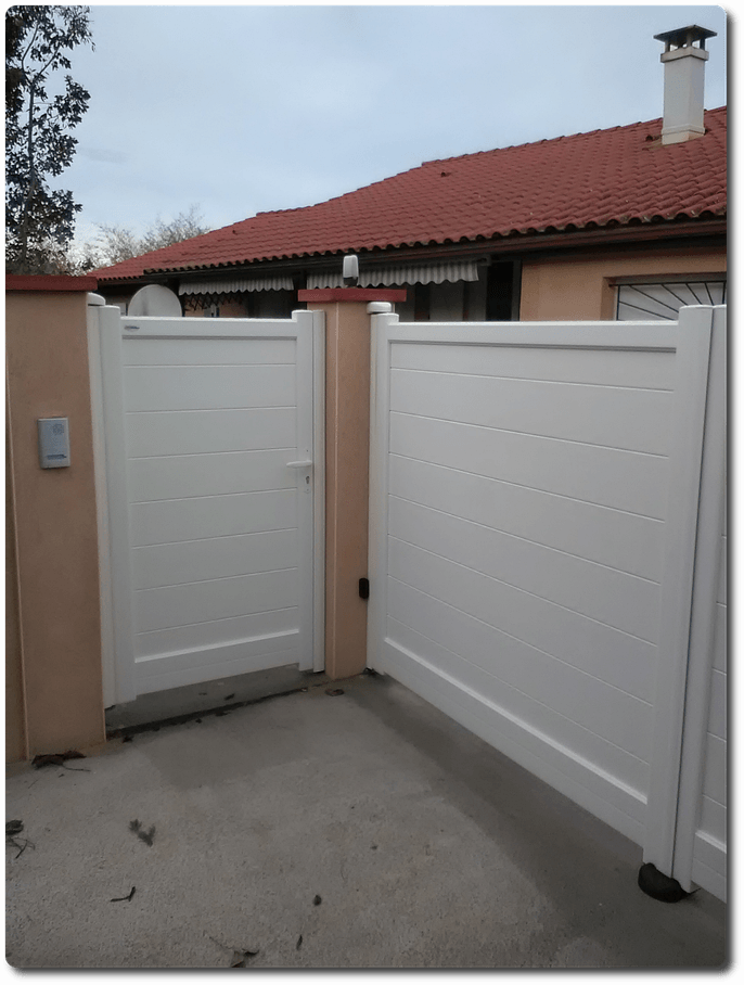 Portillon et portail blancs