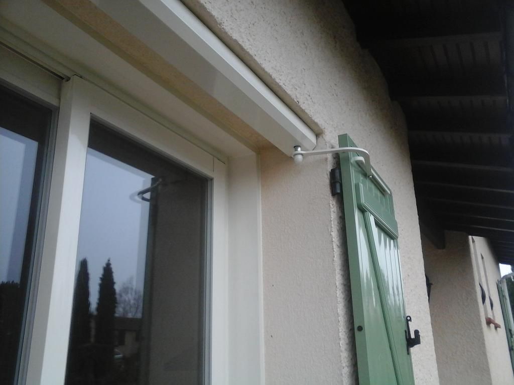 Volets verts avec système de fermeture motorisé