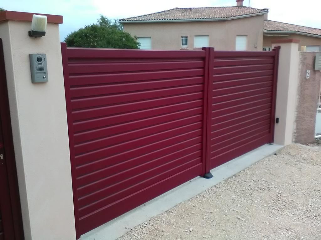 Portail couleur rouge basque