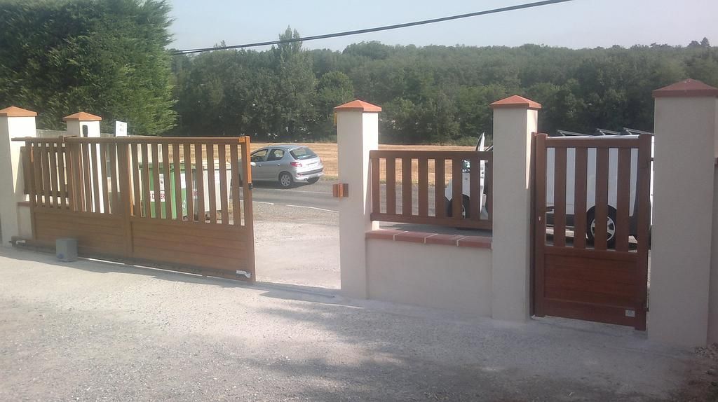 Portail aluminium coulissant imitation chêne doré