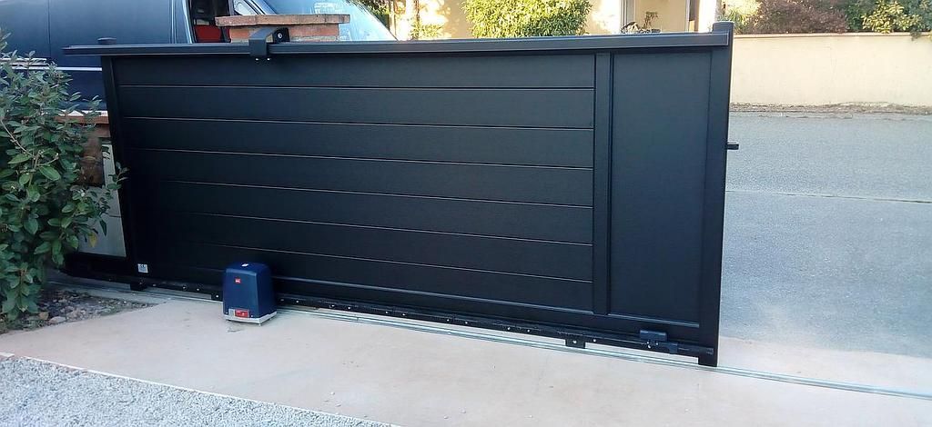 Portail bleu coulissant motorisé