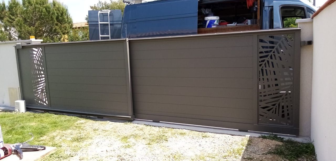 Portail Aluminium avec tôle aluminium décorative motif Cycas