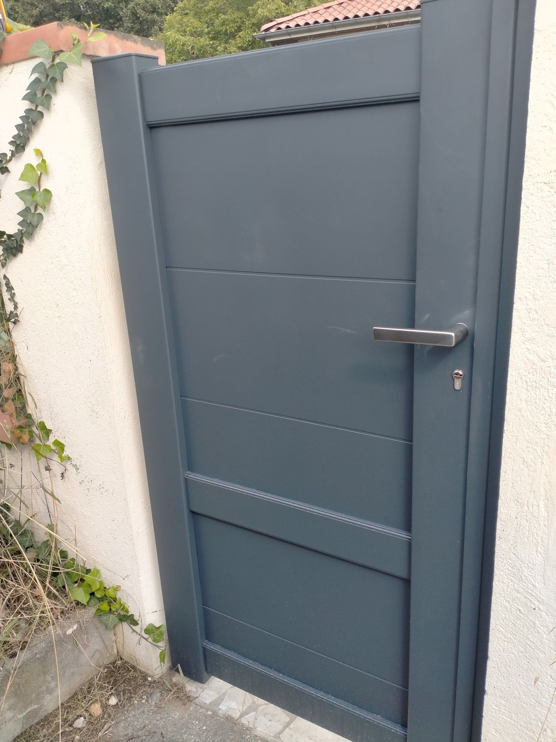 Portillon gris anthracite sur clôture