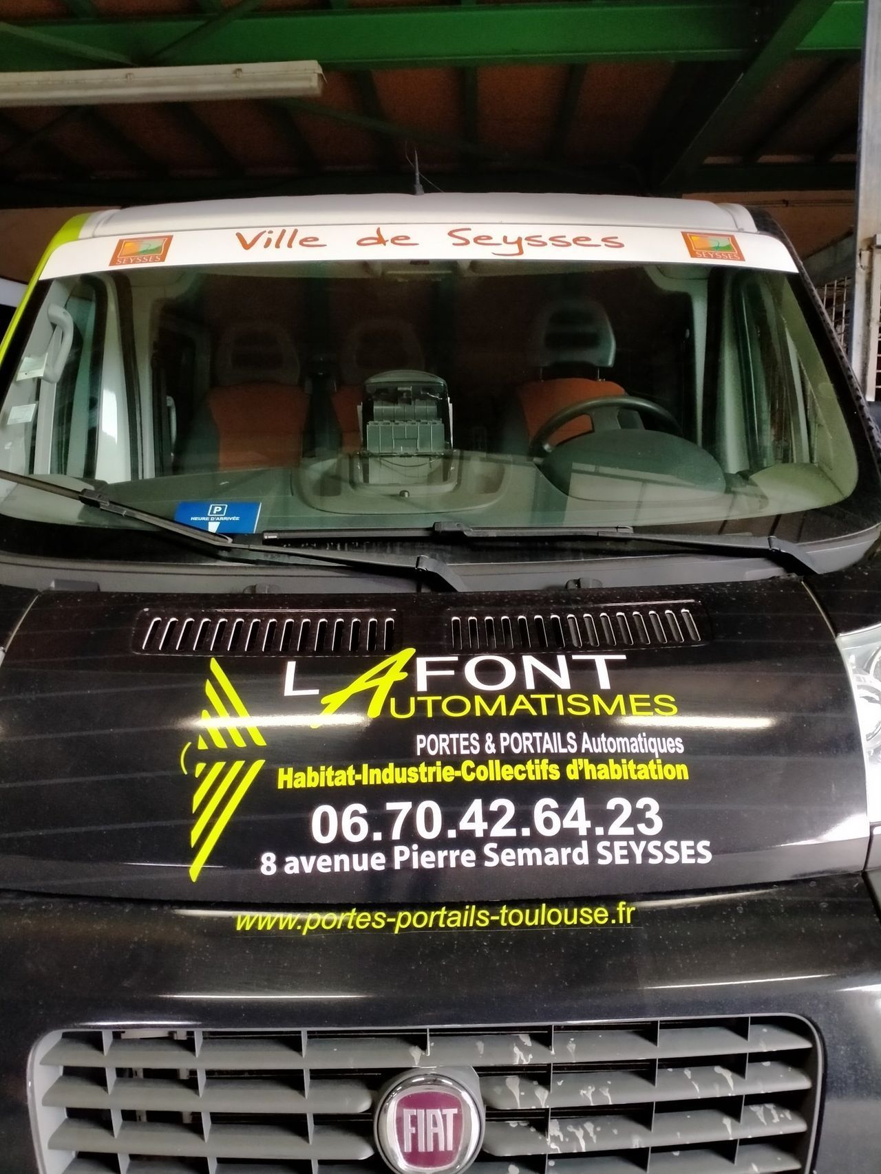 Publicité AUTOMATISMES LAFONT sur une voiture
