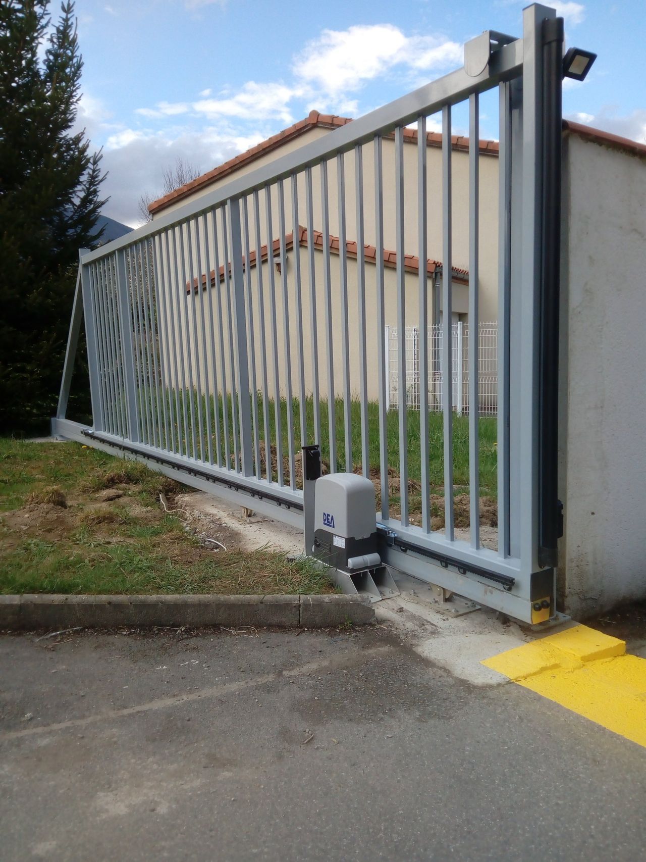 Portail gris barreaudé autoportant 