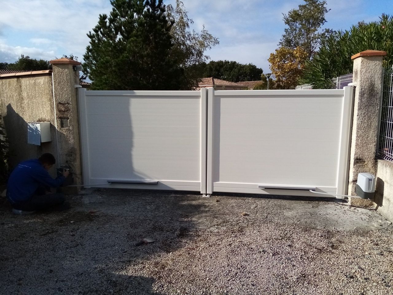 Portail battant blanc avec bras à coulisses