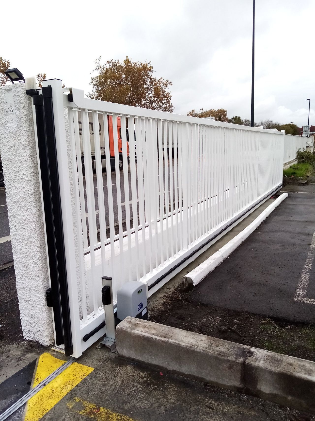 Portail industriel coulissant et motorisé