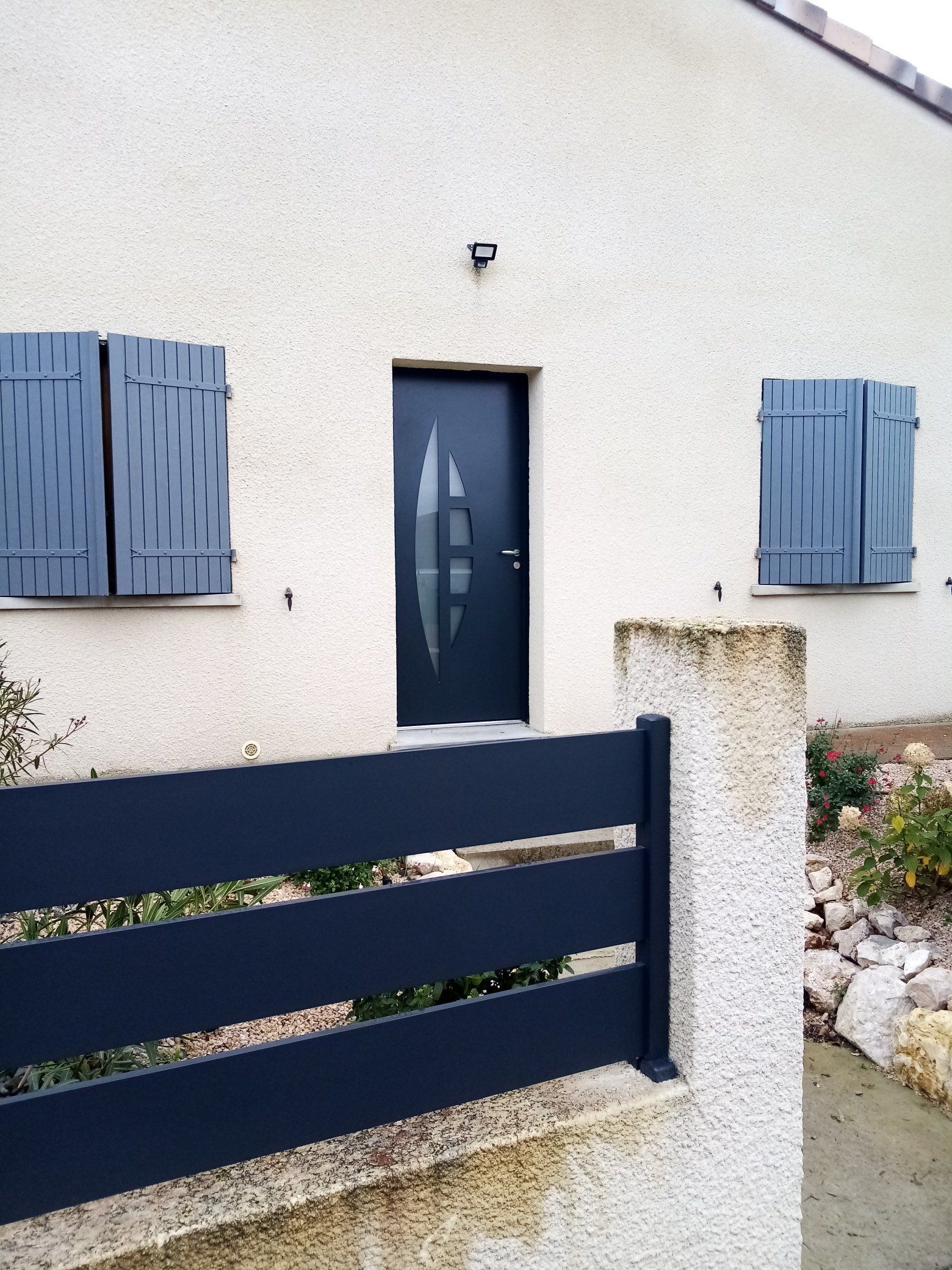 Clôture bleu marine sur muret