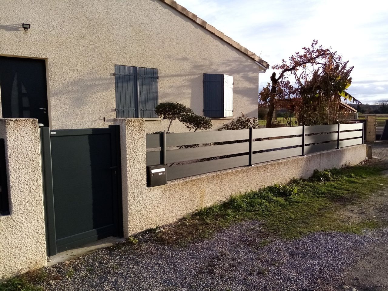 Portillon et clôture aluminium avec découpe pour la boite aux lettres