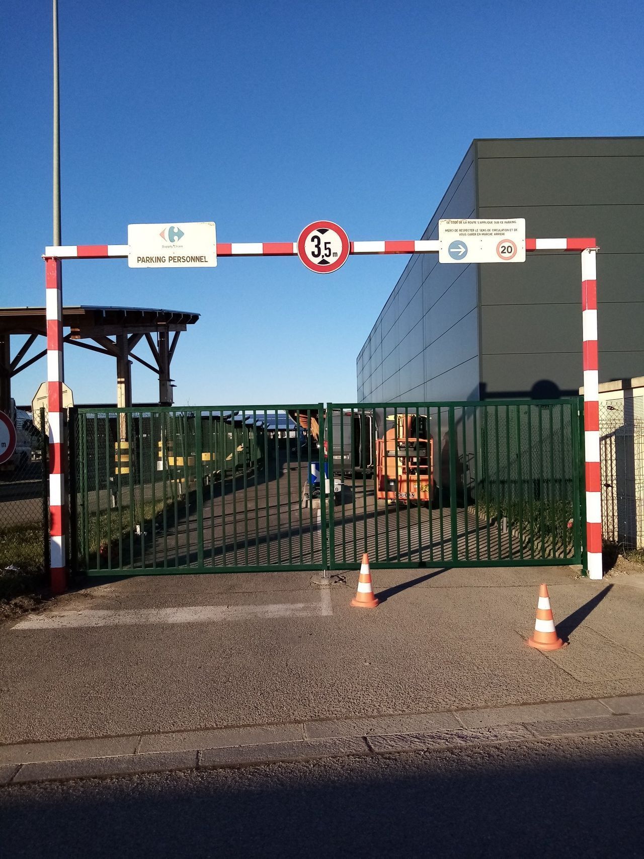 Portail industriel avec portique