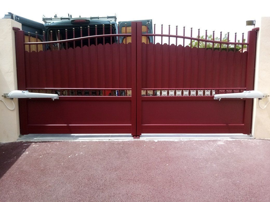 Portail battant rouge modèle VESINE 