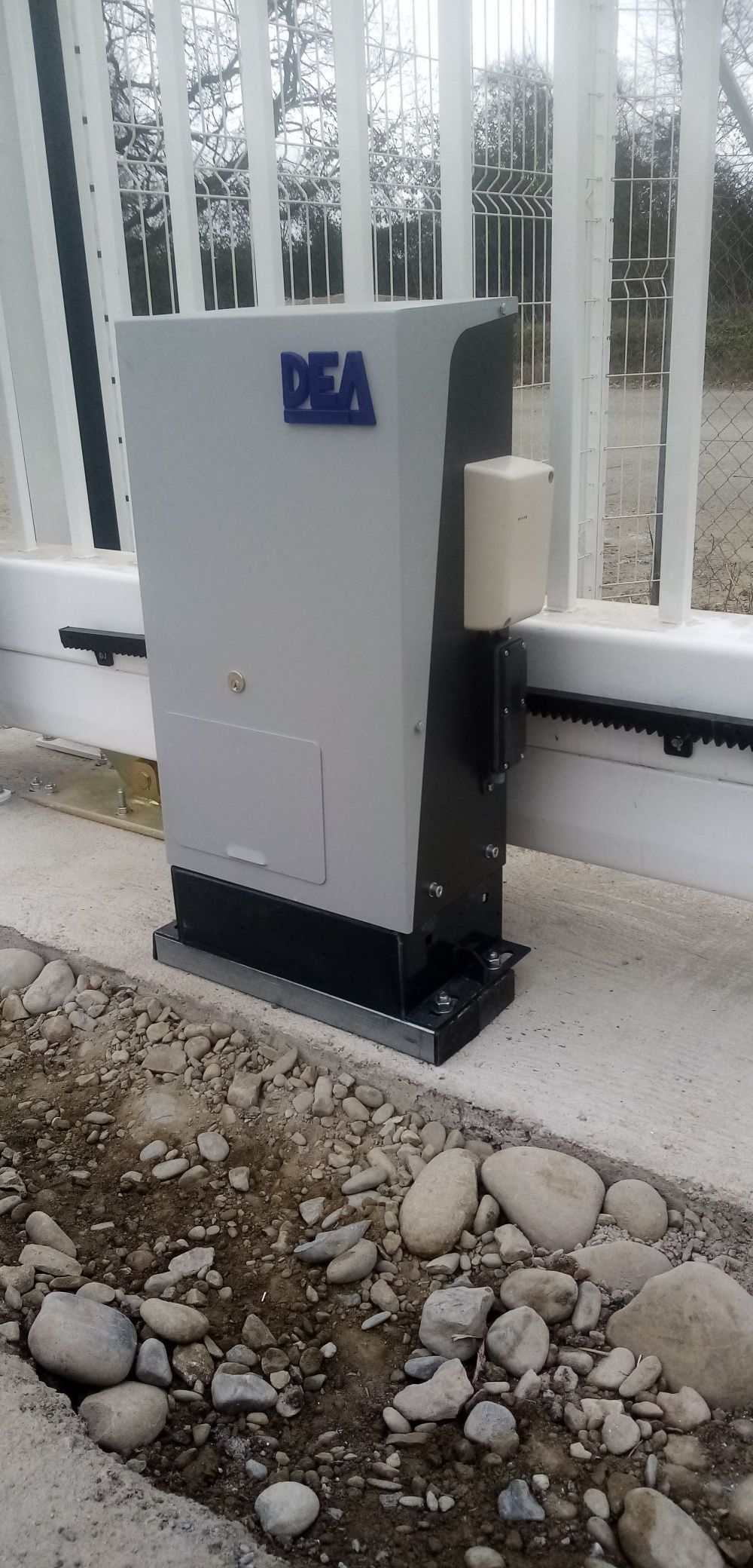 Mororisation de portail coulissant industriel avec son caisson de protection