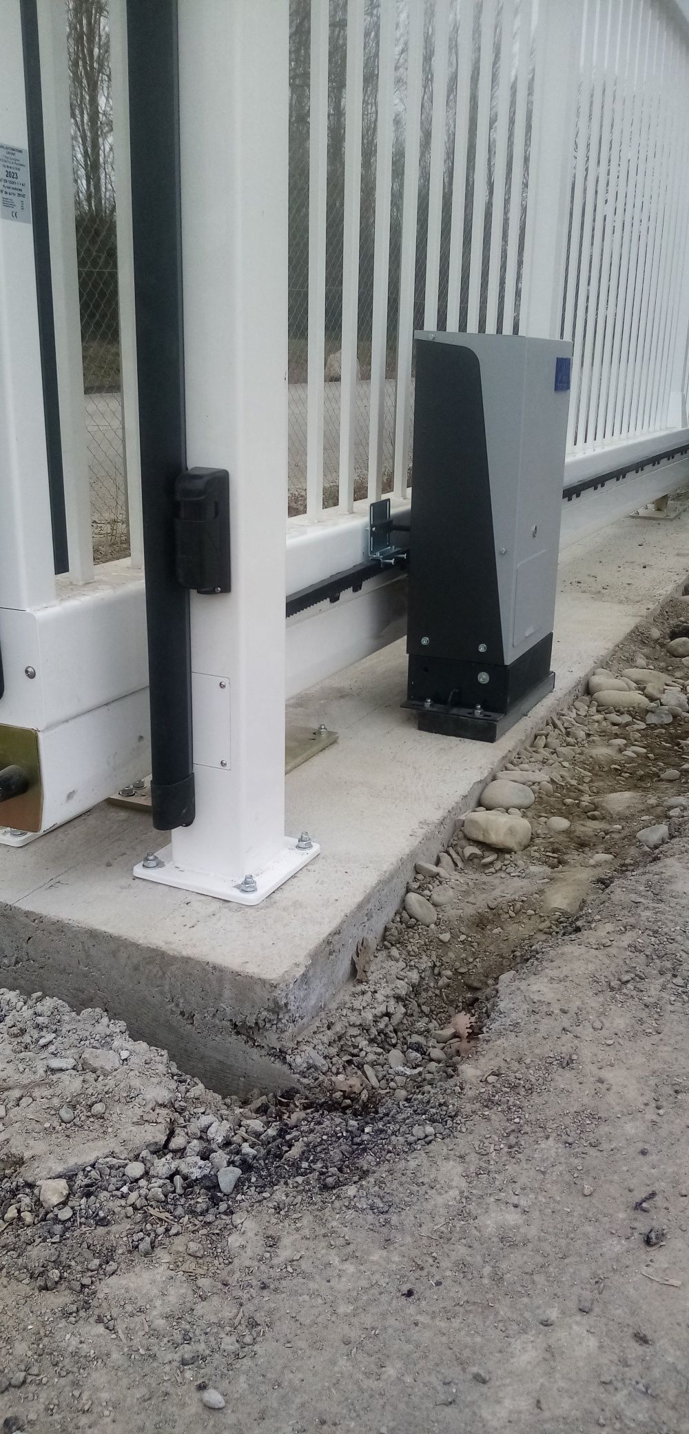 Portail coulissant motorisé de type industriel