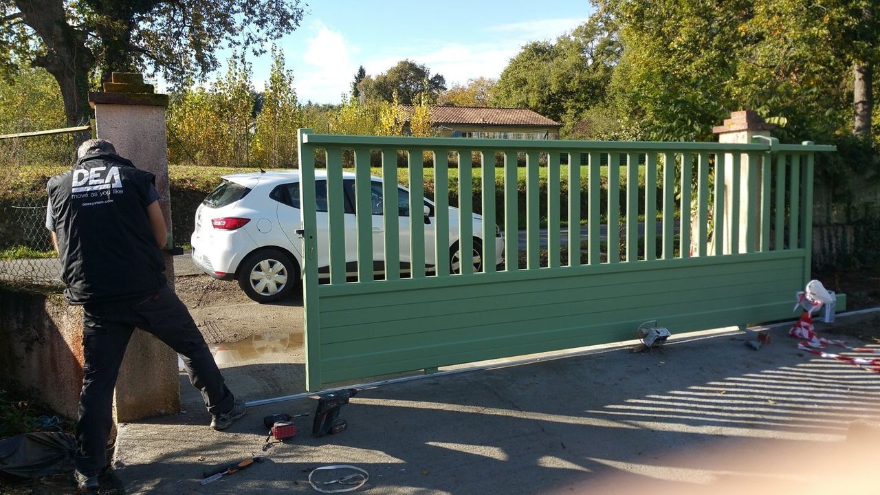 Portail coulissant vert