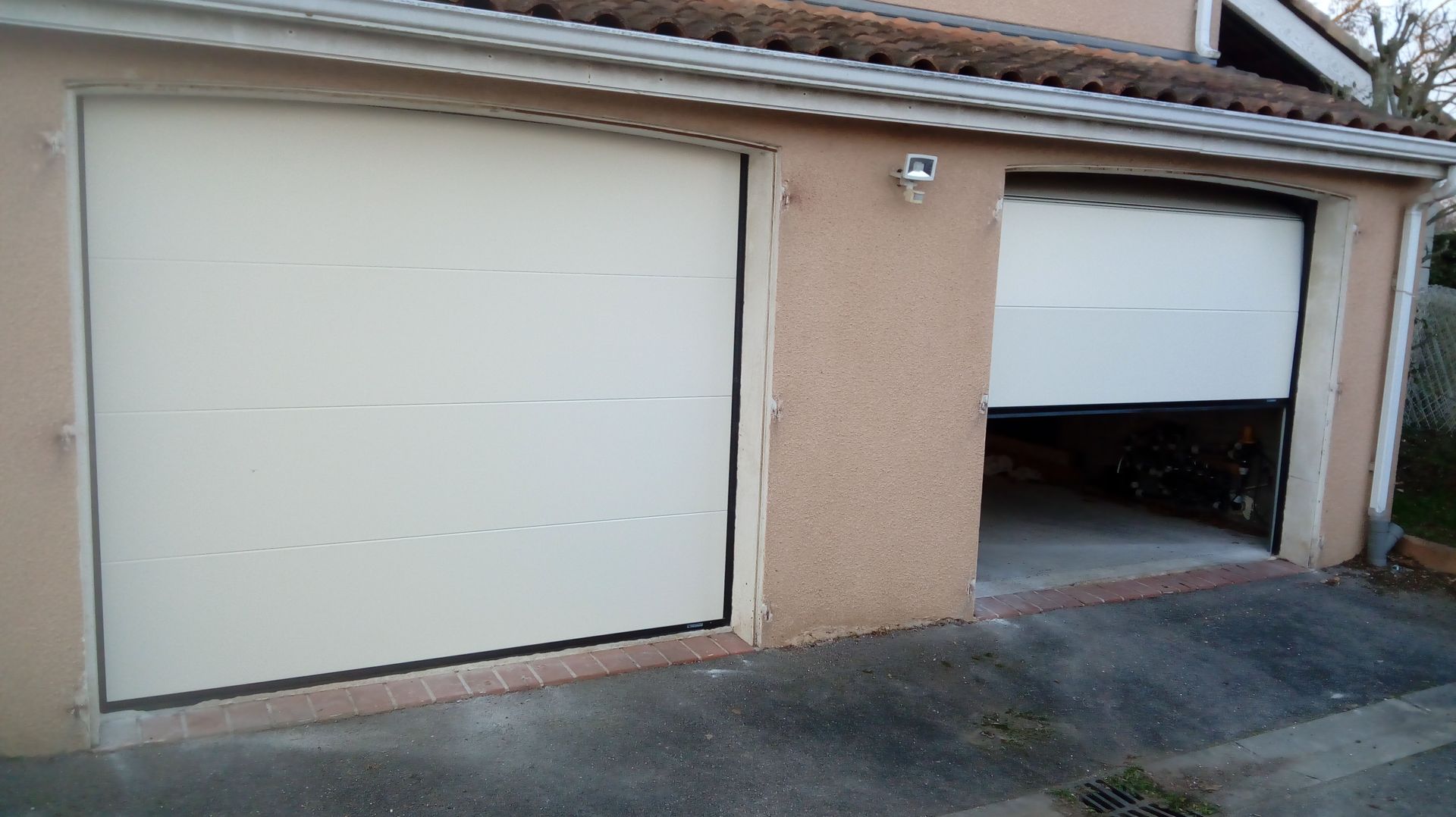 Porte de garage sur maison en brique en constructiontion