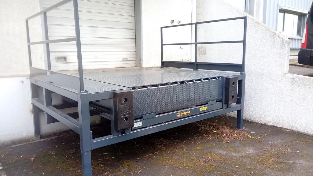 Installation d'un quai niveleur devant une porte de garage