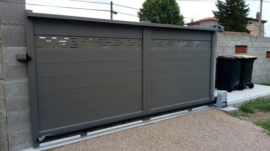 Portail gris ESTEVE motorisé DEA