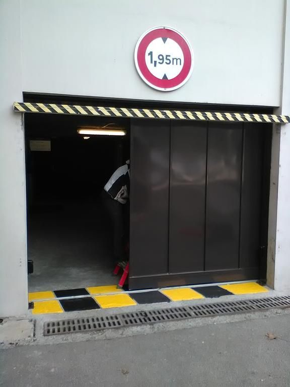 Porte acier et marquage au sol