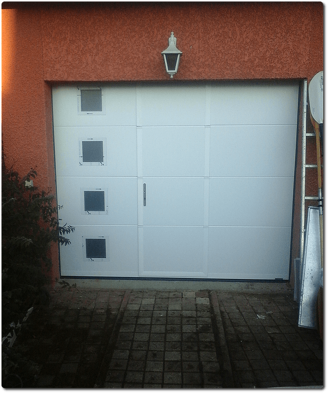 Porte de garage blanc motorisée et son portillon intégré