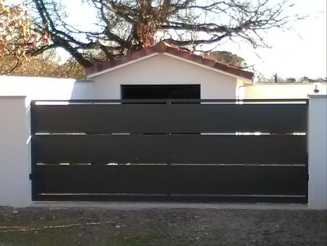 Portail gris coulissant