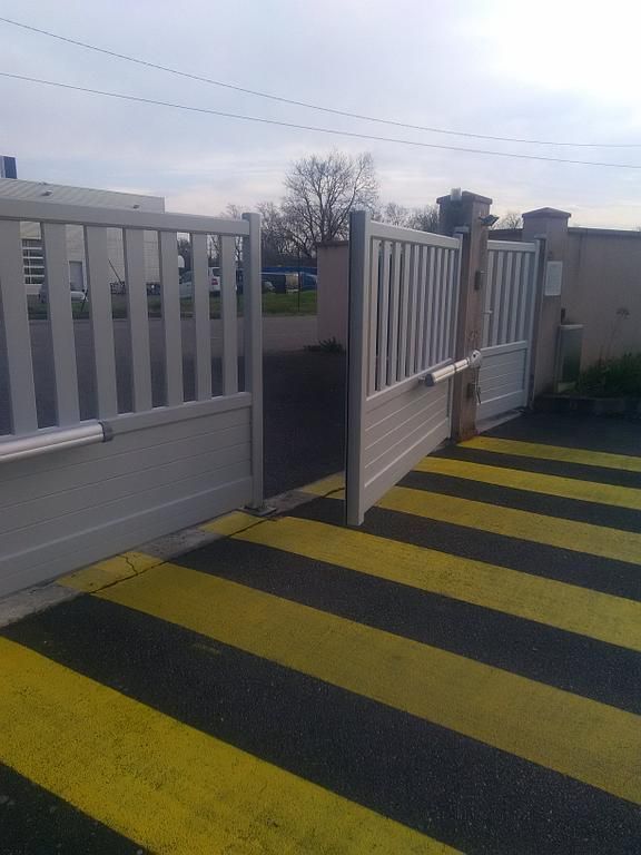 Portail et portillon aluminium motorisé entrouvert