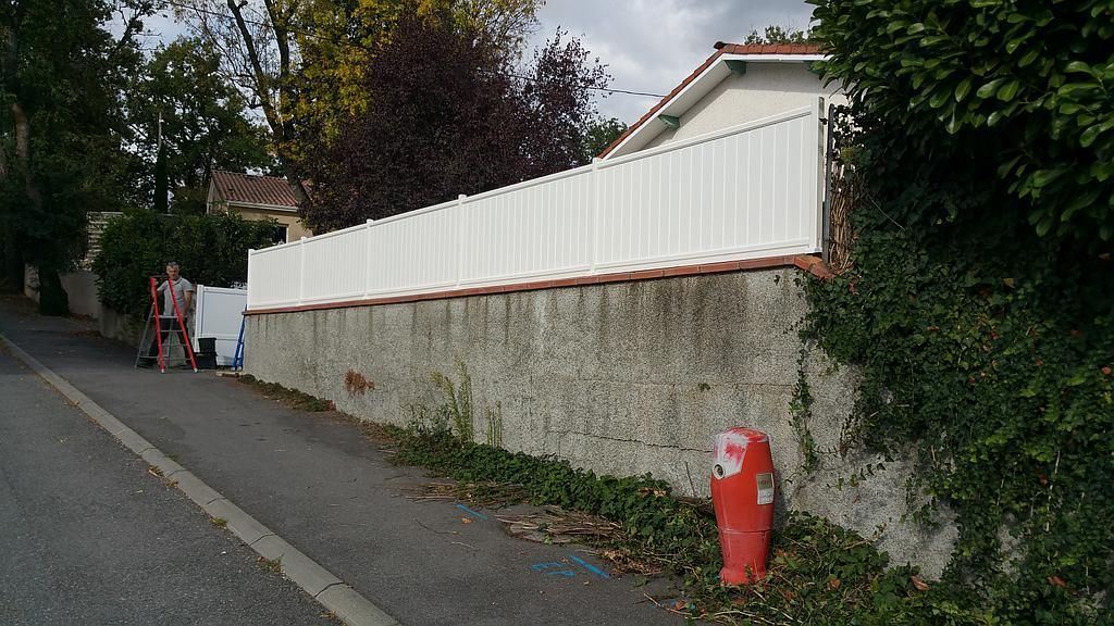 Installation de clôture en aluminium