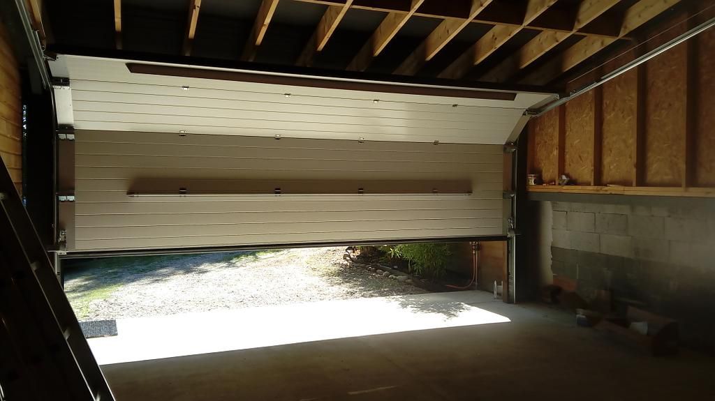 Porte sectionnelle vue intérieure d'une garage