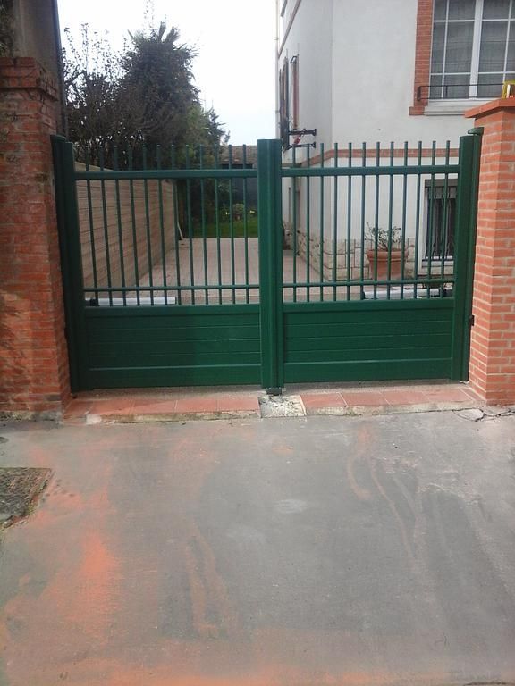 Portail vert battant motorisé