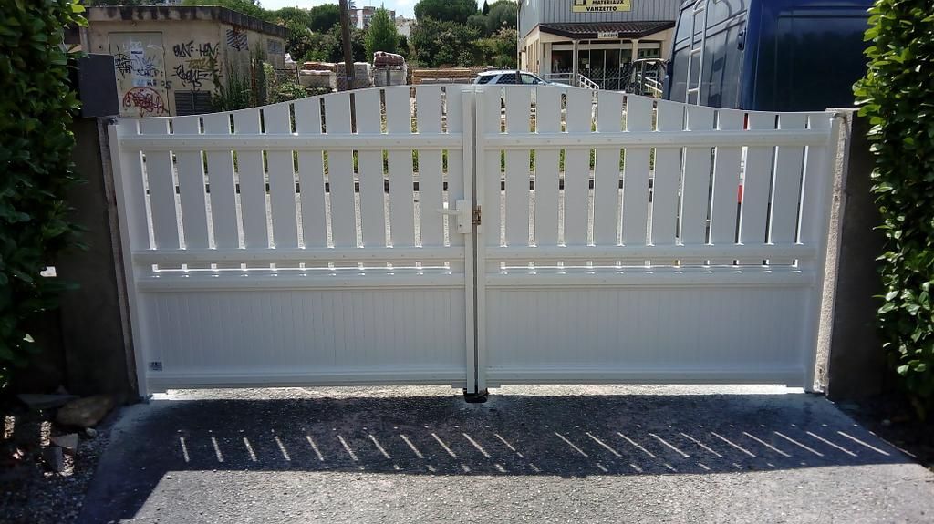 Portail manuel en PVC blanc modèle FOIX