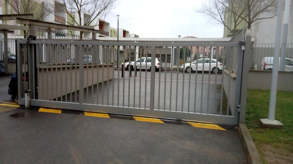 Portail industriel gris avec marquage au sol