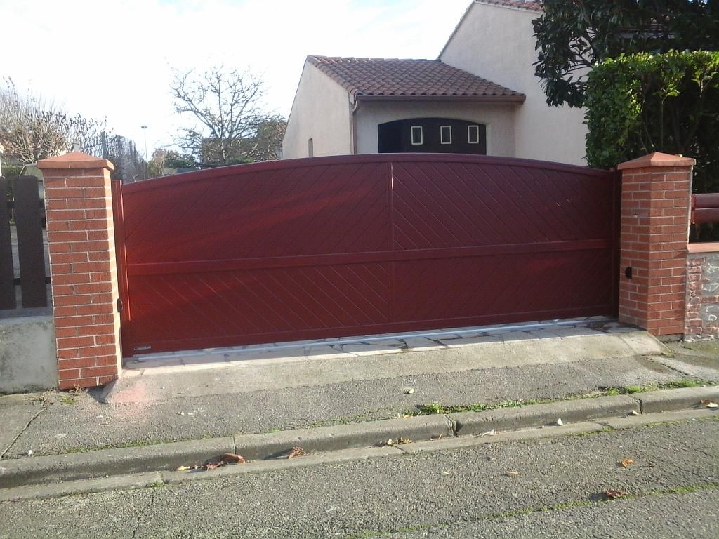 Portail rouge basque à deux battants