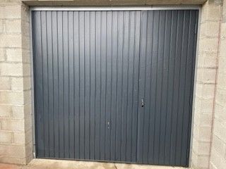 porte de garage basculante et son portillon intégré 