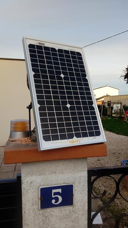 Kit d’alimentation solaire pour portes de garage et portails