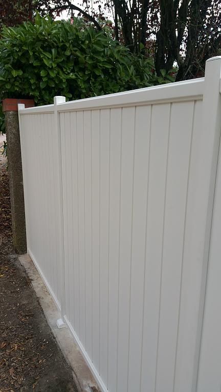 Clôture blanche en aluminium