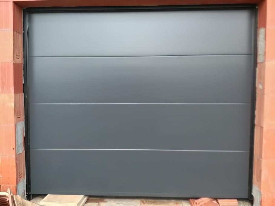Porte sectionnelle grise
