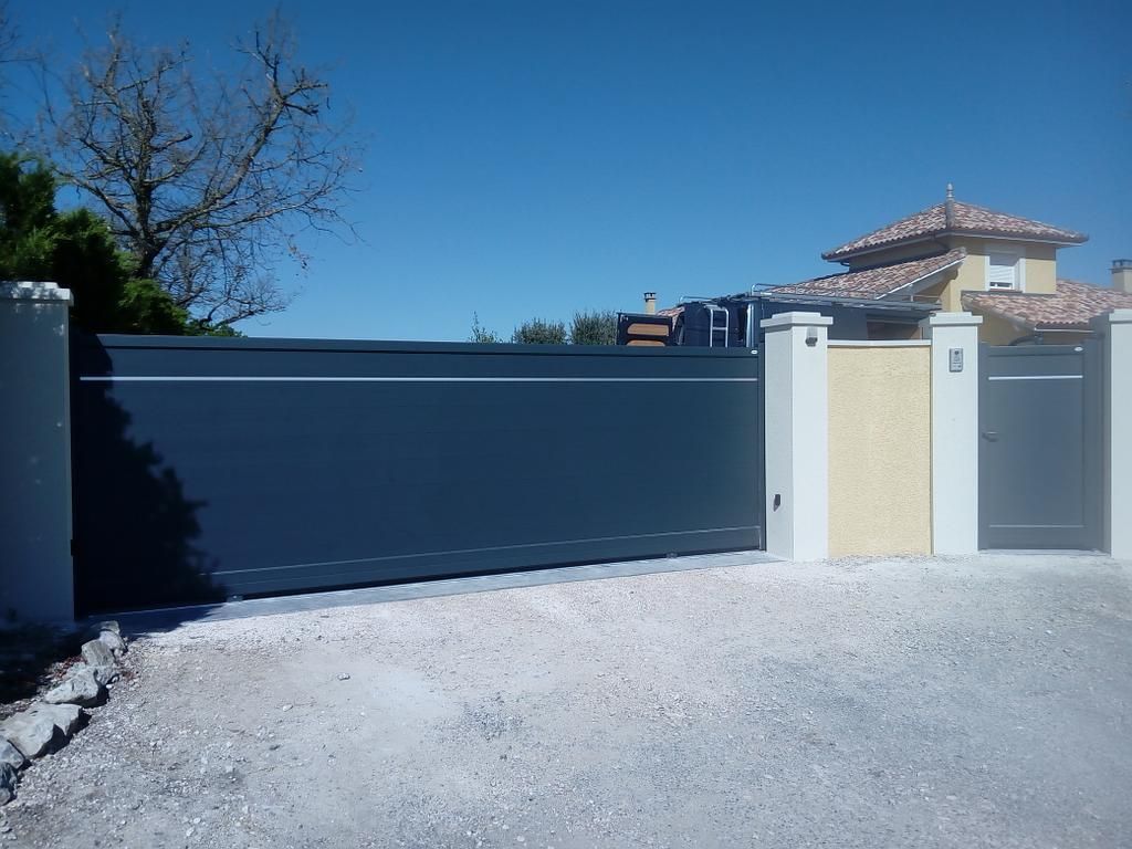 Portail coulissant bleu motorisé modèle BISE RAL