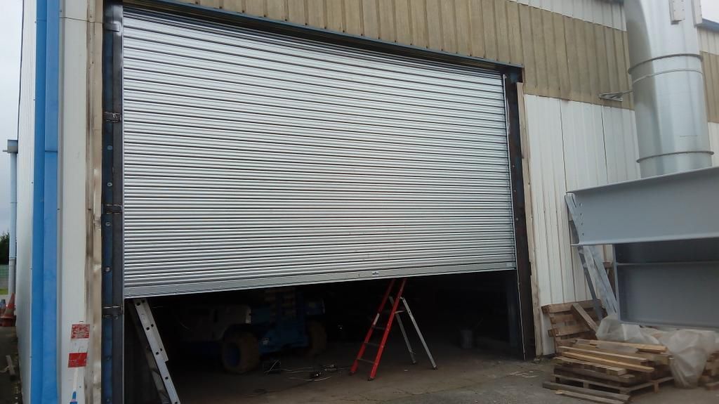 Pose d'un rideau métallique