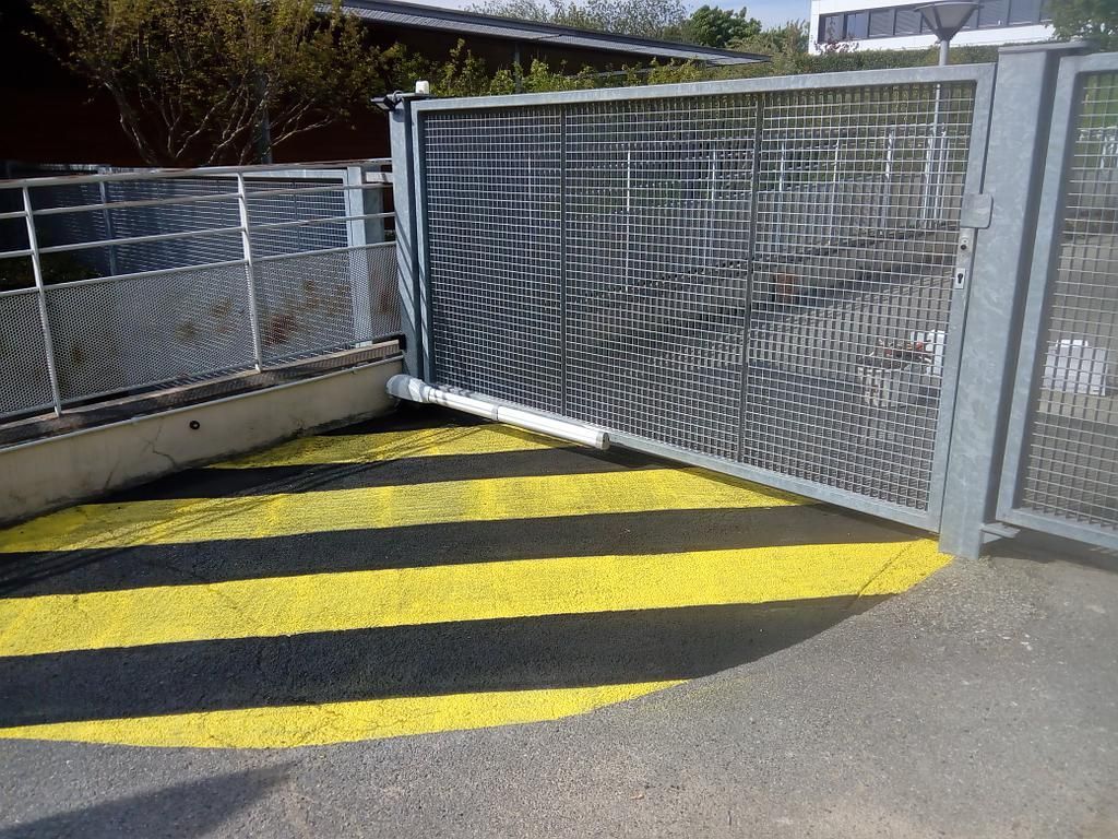 Portail motorisé avec un battant et son marquage au sol