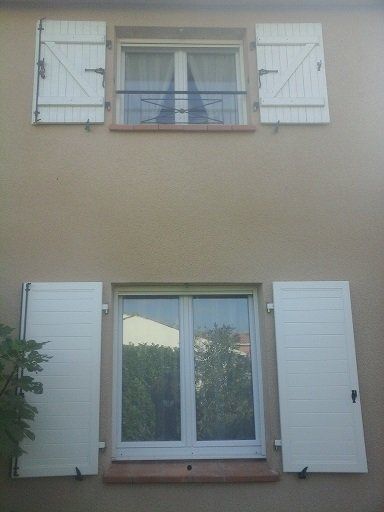 Volets blancs en aluminium