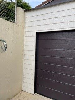 Porte Sectionnelle couleur brun avec bardage PVC